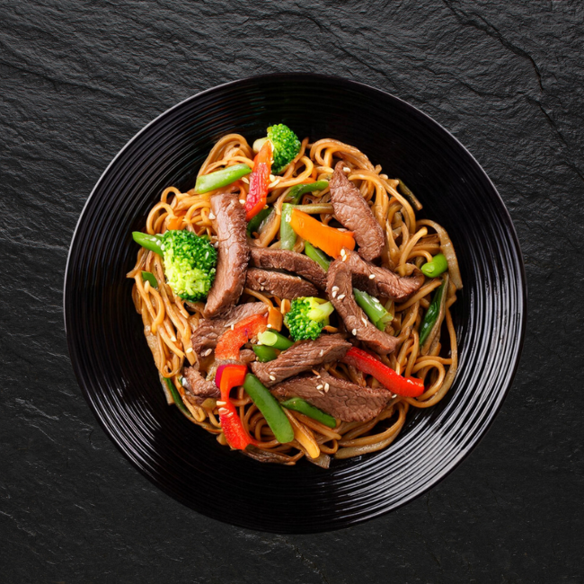 Gebratene Nudeln mit Rindfleisch und Gemüse¹⁵ ¹⁷ ¹⁸ ¹⁹ ²²